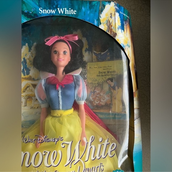 Walt Disney's Snow White Doll - Picture 2 of 13